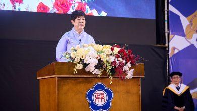 台積電人力資源資深副總何麗梅7日在政大畢典，分享台積電徵才3大考量，以及職場必要的5大能力。