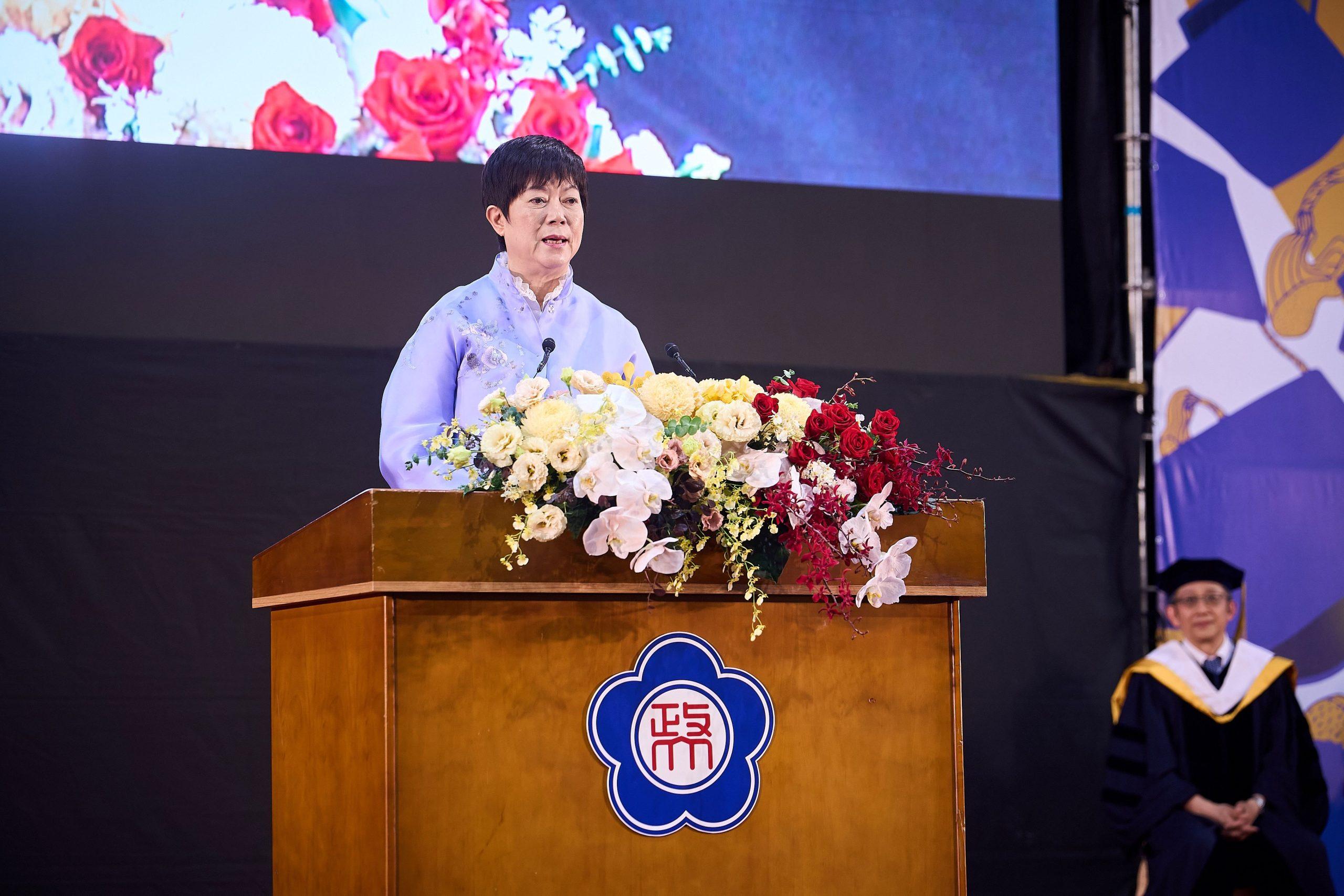 台積電人力資源資深副總何麗梅7日在政大畢典,分享台積電徵才3大考量,以及職場必要的5大能力。