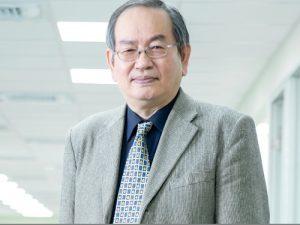 資安院創院院長何全德提AI人才培育「335策略」。
