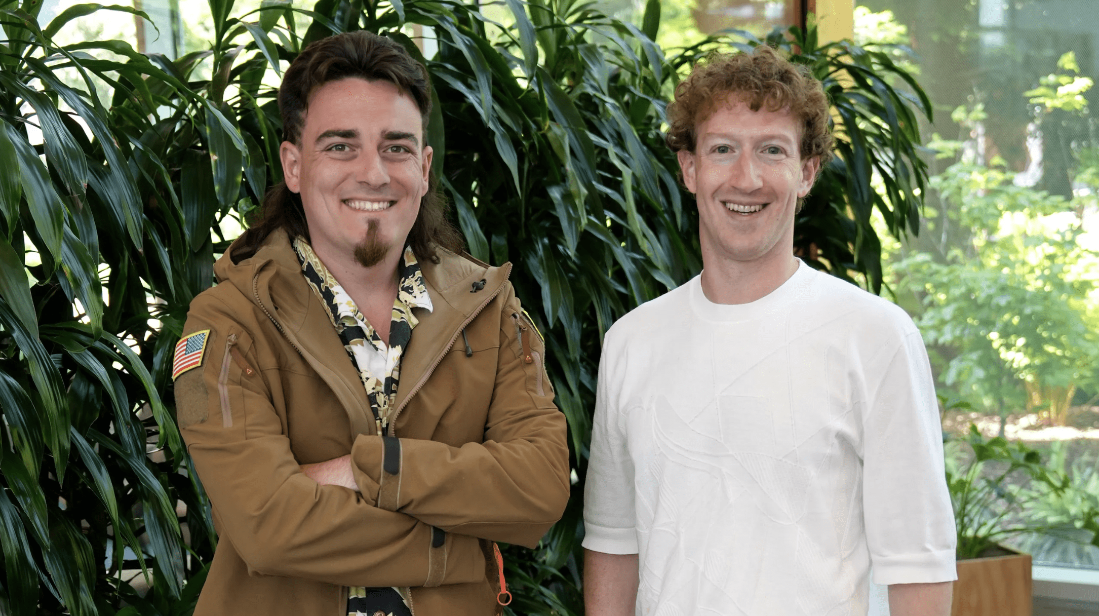 國防科技公司Anduril創辦人Palmer Luckey(左),近日宣布與Meta達成戰略合作,共同為軍隊開發XR裝置。(圖/截取自UploadVR)