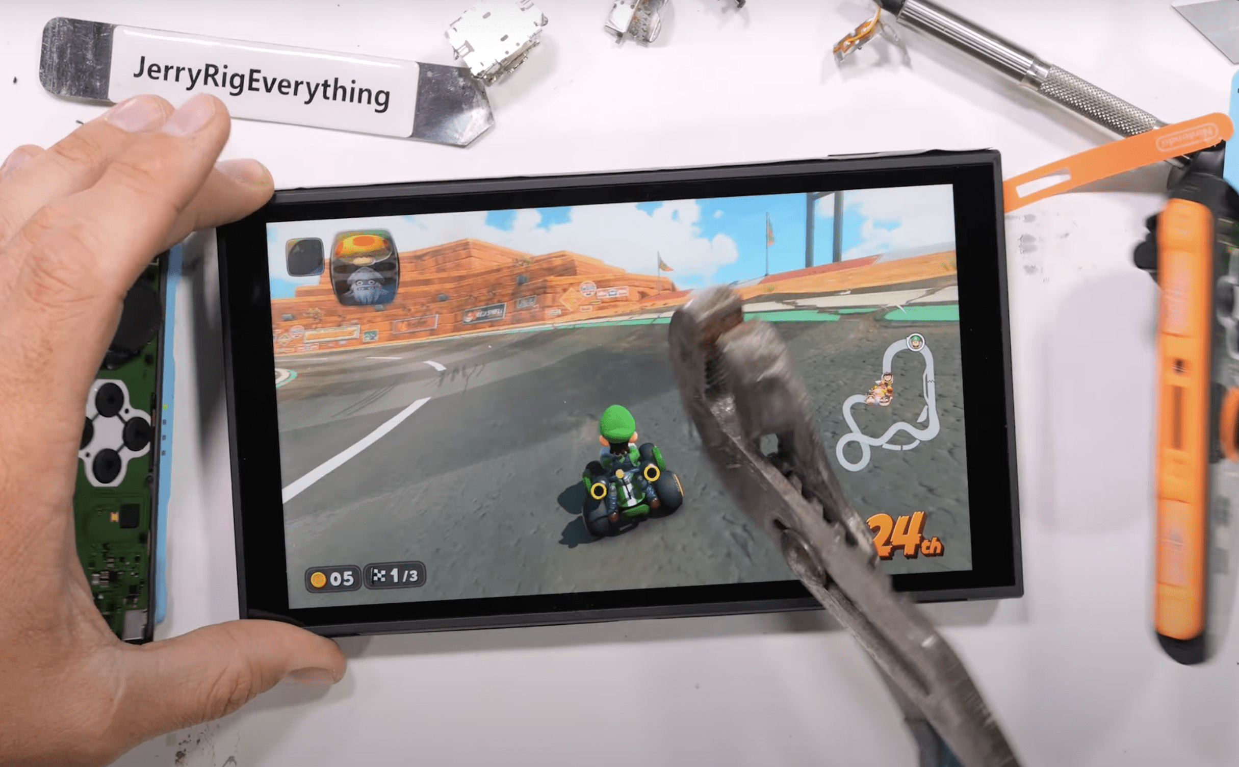 YT頻道JerryRigEverything針對Switch 2進行耐用度測試。(圖/截取自JerryRigEverything)