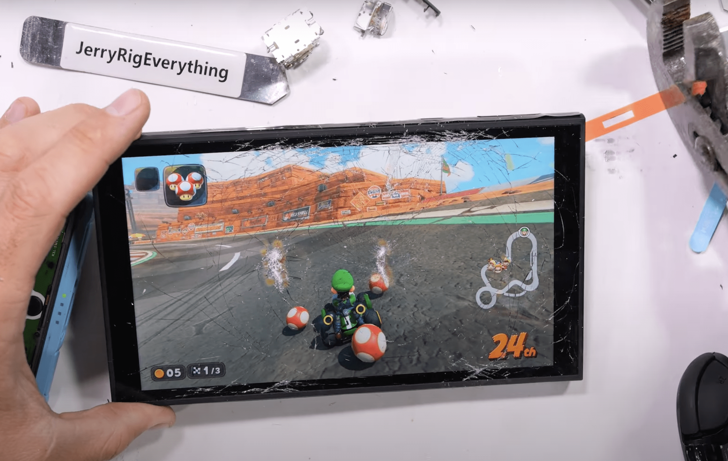 YT頻道JerryRigEverything針對Switch 2進行耐用度測試。(圖/截取自JerryRigEverything)