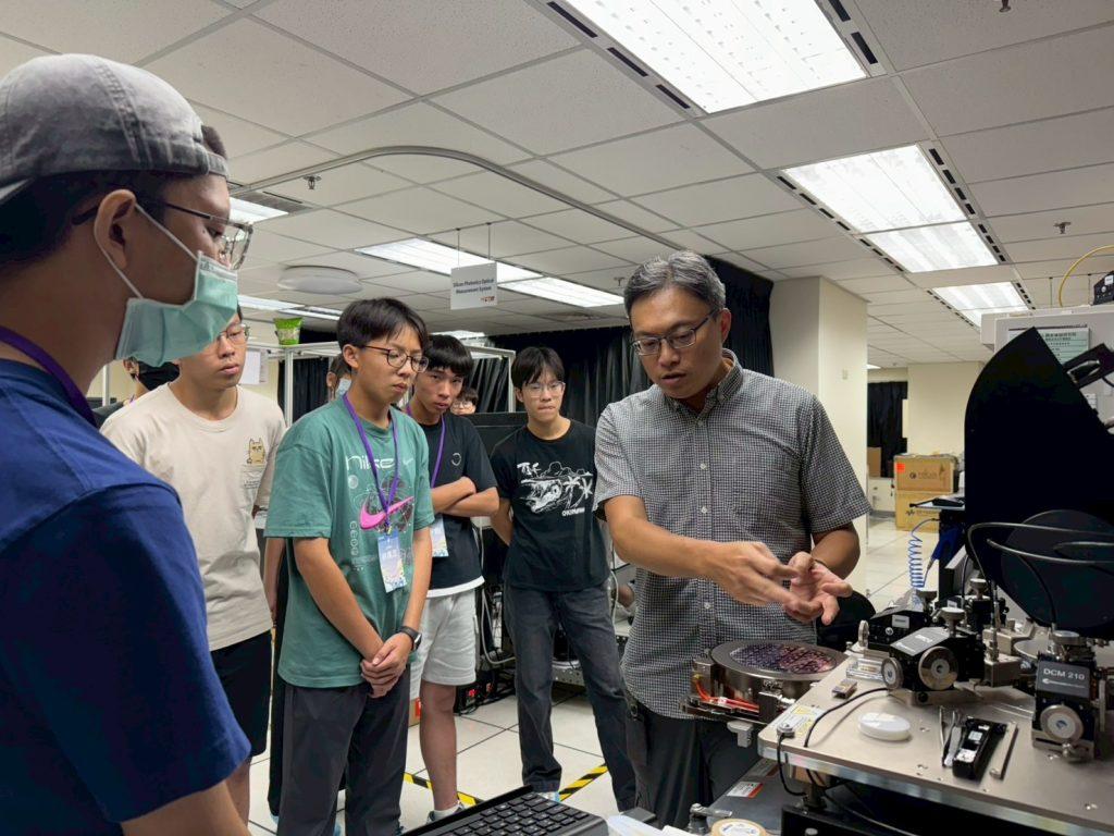 國研院攜手台積電推科普營，讓高中生體驗半導體製程的關鍵技術、晶片量測與檢測實務介紹等等。