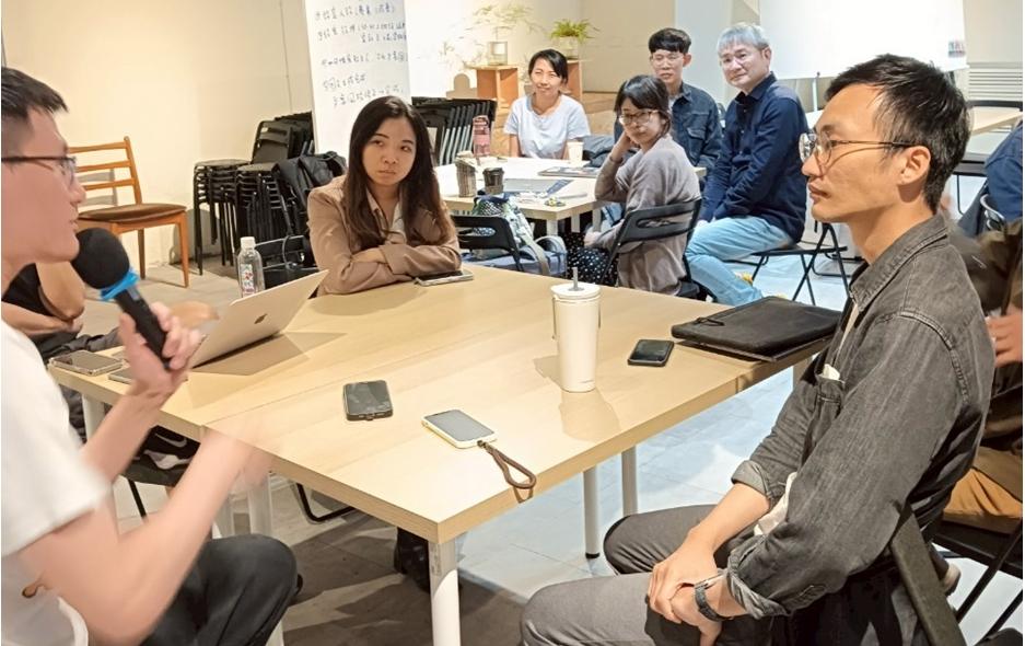 別再說我不會!上班族:你的AI時代來了|專家論點【鄭緯筌Vista】 1 AI小聚的核心環節之一,就是AI微專案,希望參與者能將AI 視為解決問題的工具,而非盲目追逐的潮流。