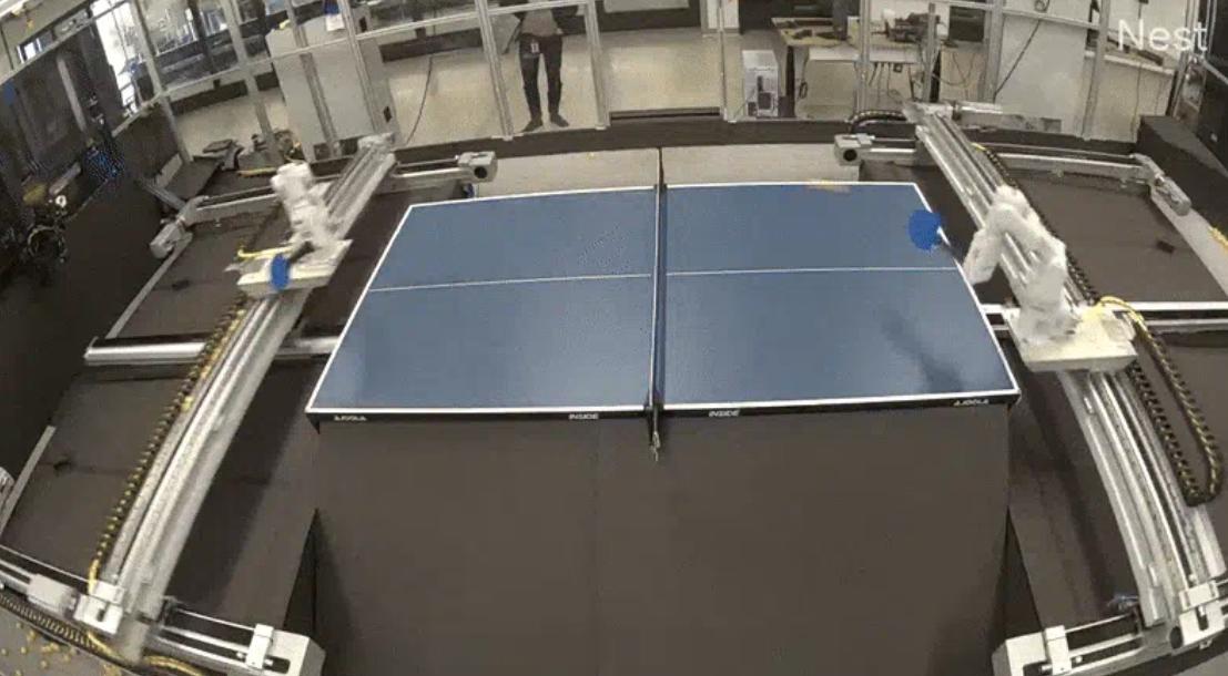 Google DeepMind讓機器人互打桌球，訓練其自主學習、自我成長。