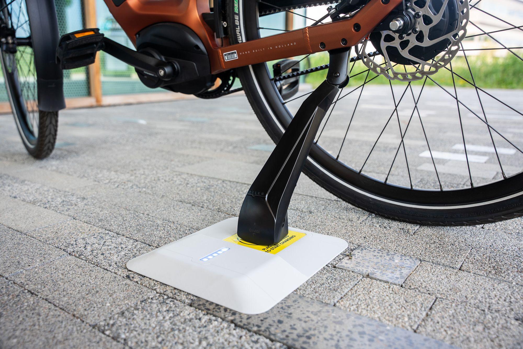電動自行車告別「線制」 TILER無線充電系統成未來趨勢 1 荷蘭新創公司TILER的TILER Compact系統,讓電動自行車可以隨插即用。(圖/截取自TILER)