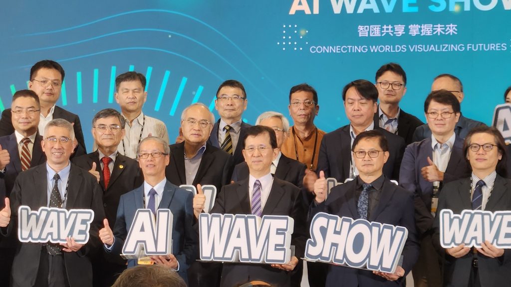 科技產業系列報導/求職不怕 面試也有小撇步 科系不限 打開視野去圓夢 12 AI WAVE SHOW邀高中生造浪,數發部長黃彥男說,臺灣有機會成為AI大國。