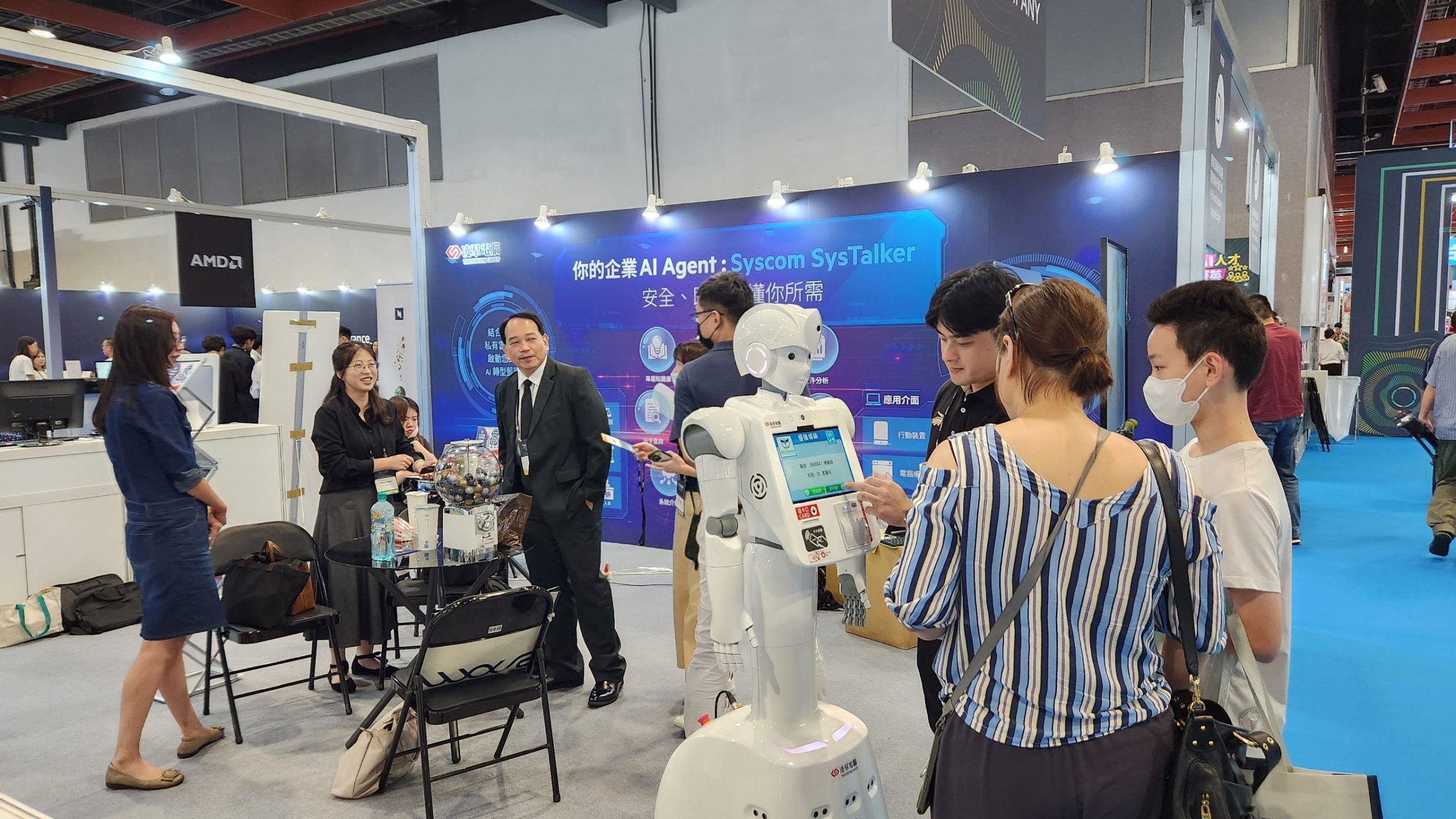 AI WAVE SHOW登場!開箱5大亮點 1111劉政宏:一鍵媒合AI人才 2 凌群電腦展出智慧服務型機器人。