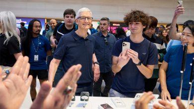Apple Fifth Avenue New York Tim Cook with customers and team members 240920 big.jpg.medium 2x