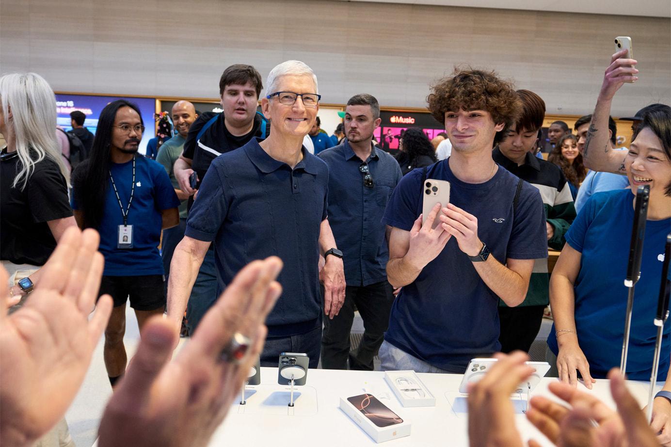 Apple Fifth Avenue New York Tim Cook with customers and team members