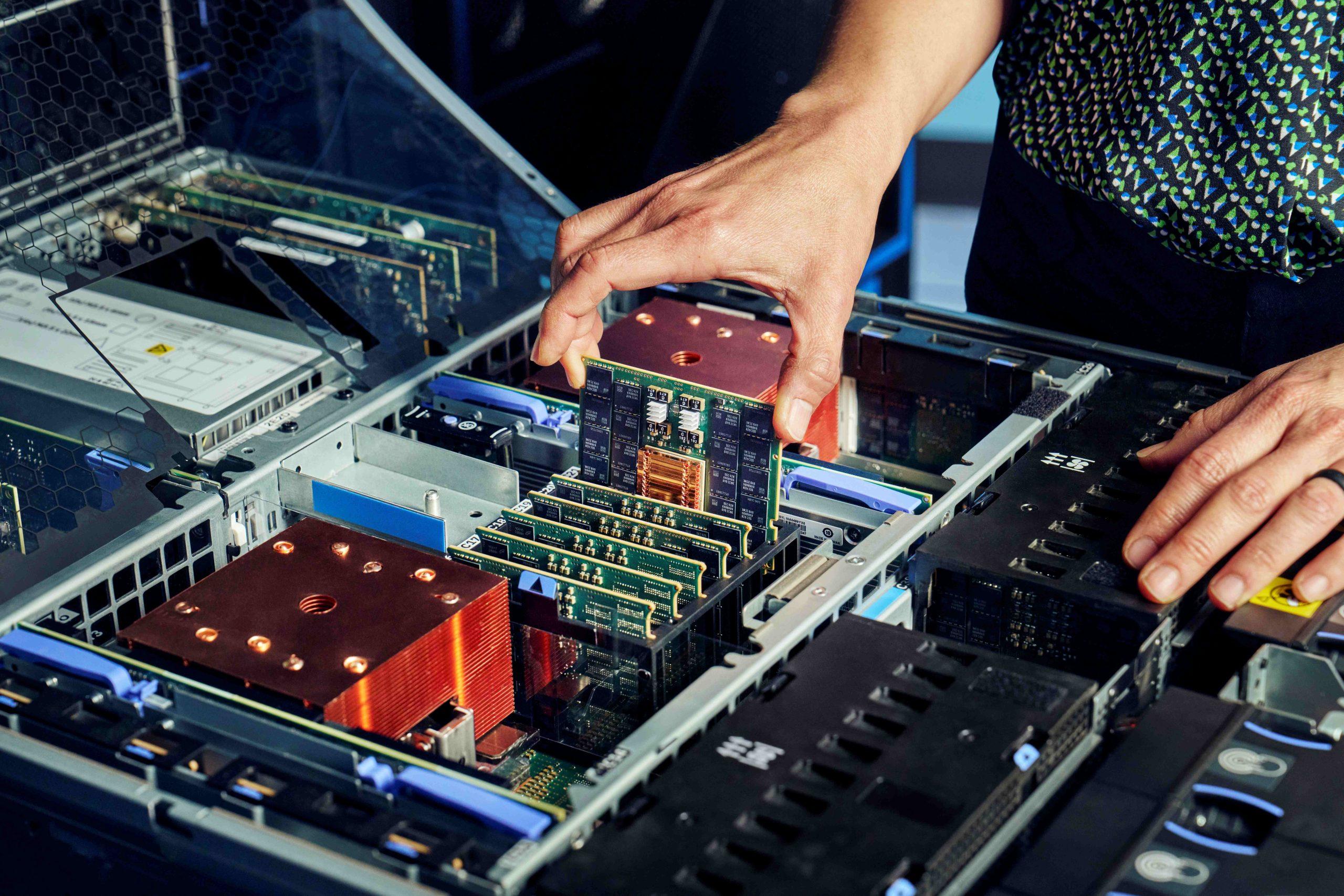 IBM推新Power11伺服器 主打高效AI推論、穩定性挑戰資料中心市場 1 IBM Power11 Server scaled
