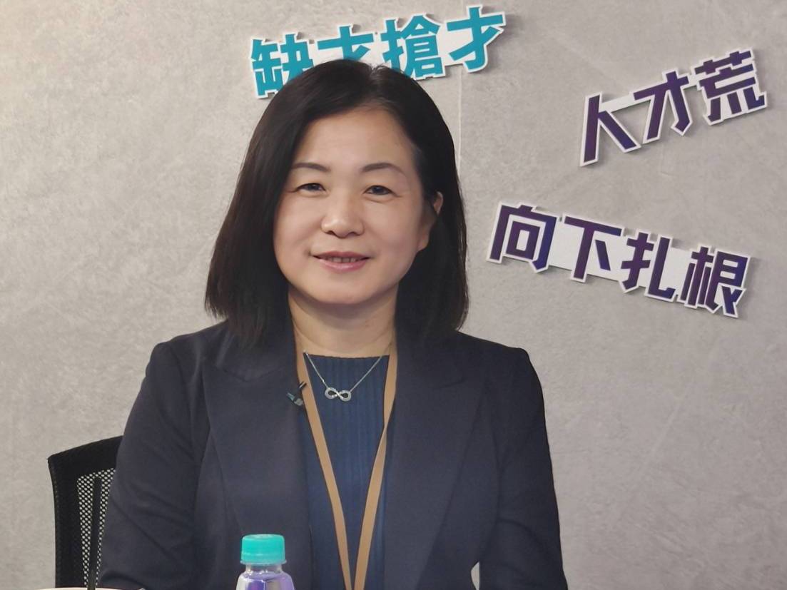 科技向下扎根/黃雅萍:數發部攜輝達等10大廠、3階段AI活動培育高中生 1 數發部數產署副署長黃雅萍表示,數發部攜手NVIDIA等10家大廠,辦理高中生AI扎根系列活動,以3階段培訓課程培育人才。