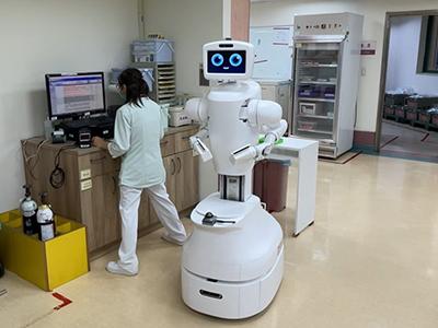 川崎重工與鴻海聯手開發「Nurabot」護理機器人，預計2026年上市，台中榮民總醫院已展開驗證實驗。