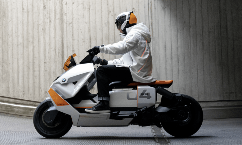 BMW Motorrad旗下的未來感電動速克達BMW CE 04迎來首次重大改款。（圖／截取自BMW）