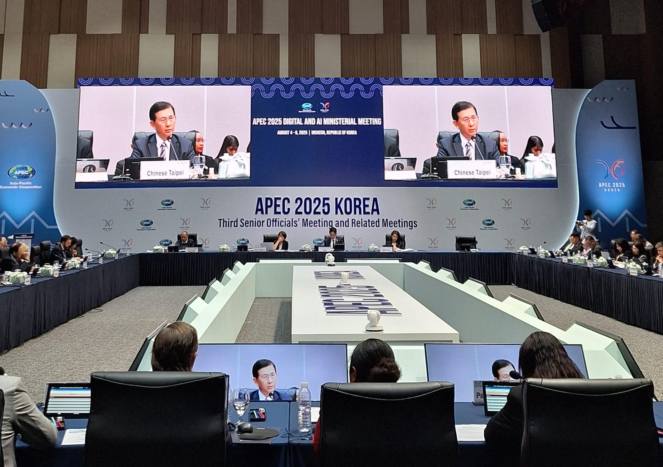 數發部長黃彥男出席APEC會議，共同發表APEC首份數位及AI的部長宣言，並向其他經濟體介紹臺灣AI生態系。