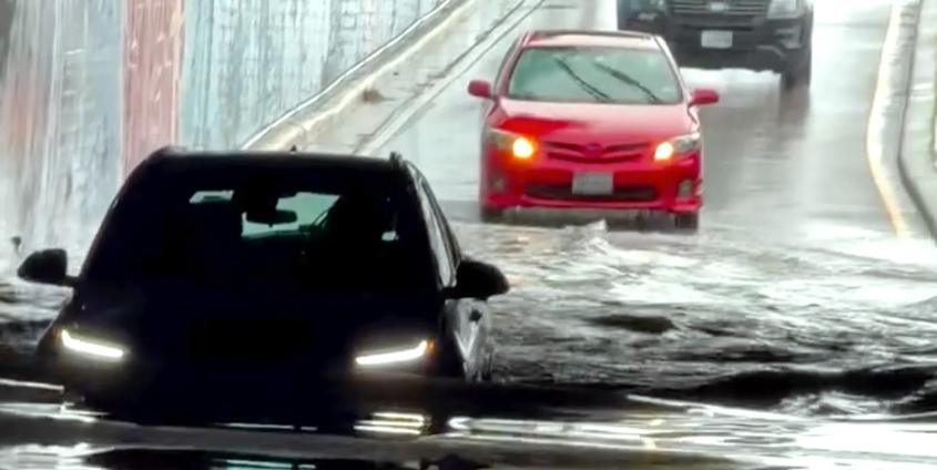 為水下設計的電動車?雪佛蘭Bolt EUV勇闖德州洪水區、專家示警 1 雪佛蘭Bolt EUV電動車勇闖德州洪水區,專家警告潛在危險。