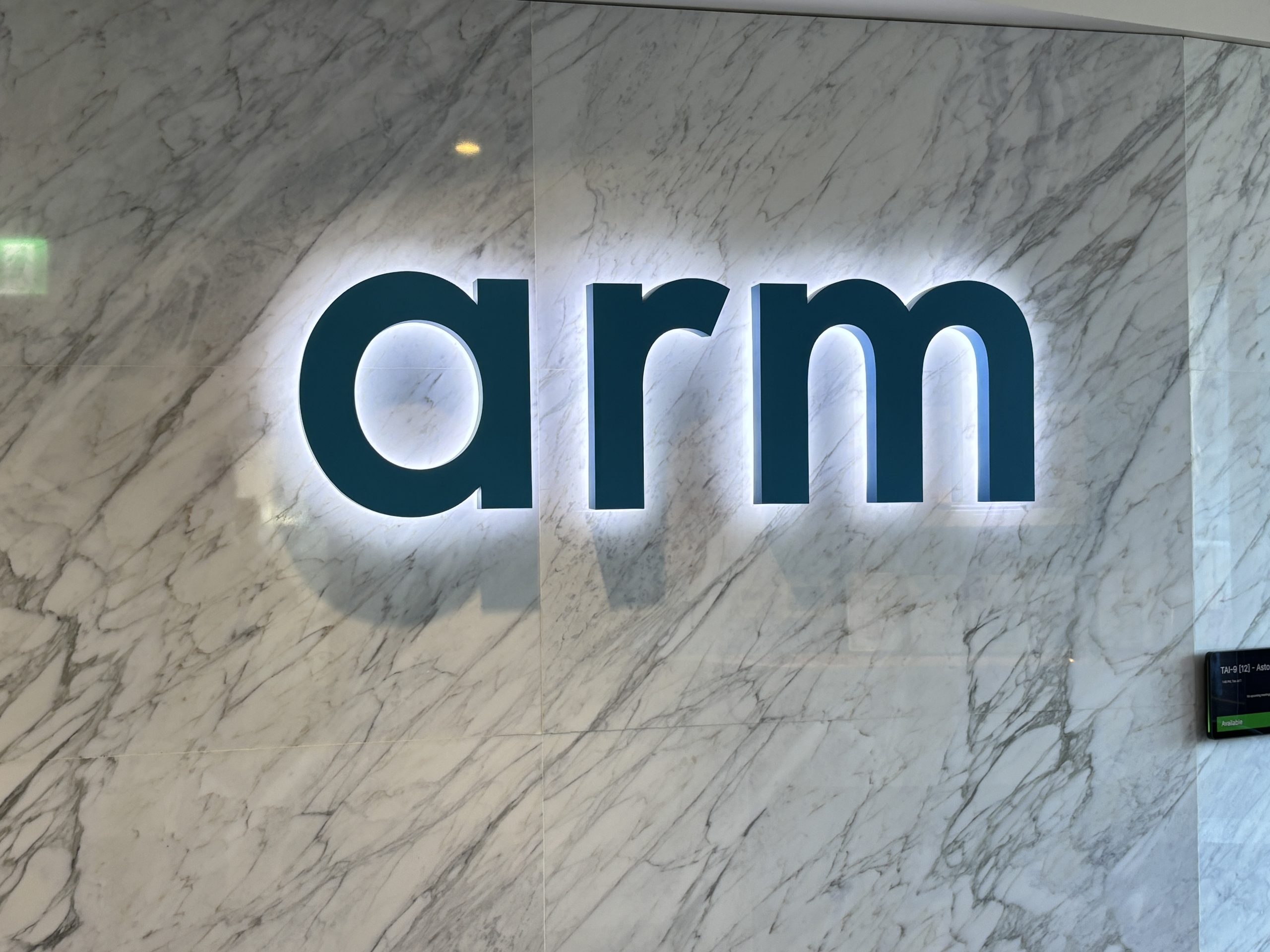 Arm財測疲軟股價下跌13%!宣布跨足晶片設計 引發市場對客戶關係擔憂 1 Arm logo scaled