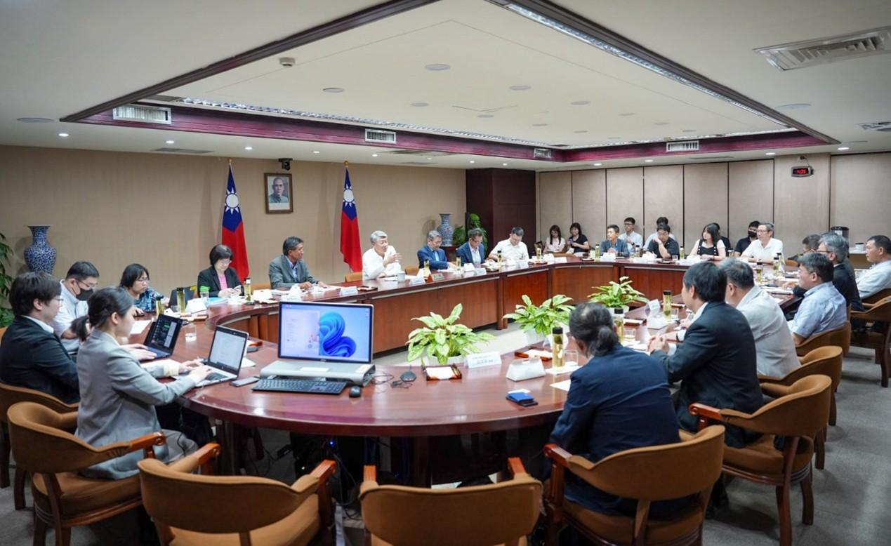 因應對等關稅!經濟部推動對中小企業金融支持 升級轉型及開拓市場 1 經濟部長郭智輝與中小企業代表,針對關稅、匯率及海外布局策略深入交流。(圖/經濟部提供)