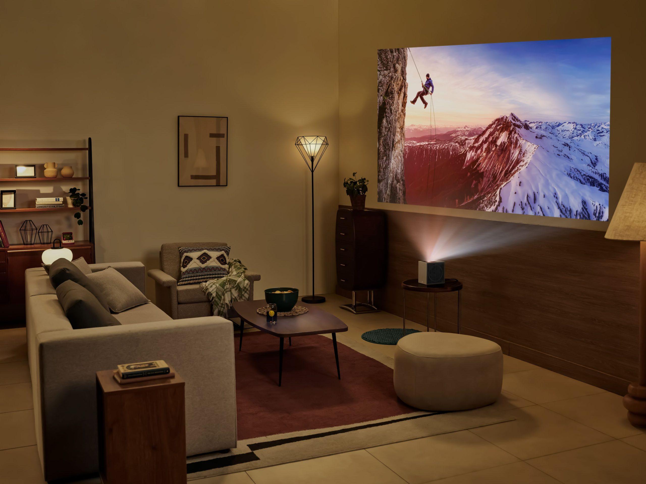 4K微型投影再出擊!LG推出CineBeam S小銀河Ultra 預購熱銷破2200萬 1 CineBeamS小銀河Ultra超短焦4K微型投影機,39.3公分就能擁有100吋4K畫面。(圖/LG提供)