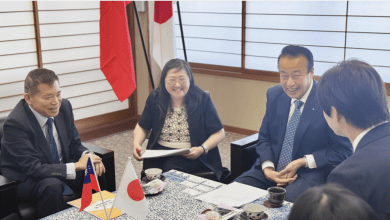 國發會劉鏡清主委(左一)與加賀市市長宮元陸(右二)針對地方創生議題進行討論。（圖／國發會提供）