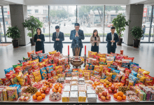 普渡桌上的供品其實可視為「食物線索」。當食物氣味、外觀或味道與進食行為產生連結時，大腦會形成記憶並建立條件反射。（圖／AI生成）