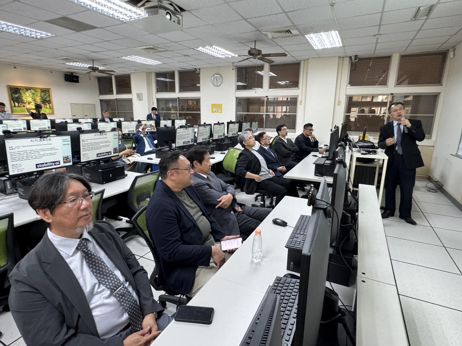 東海大學透過戴爾（Dell）與輝達（NVIDIA）的協助，成功建置全國最節能AI PC教室。（圖／東海大學提供）