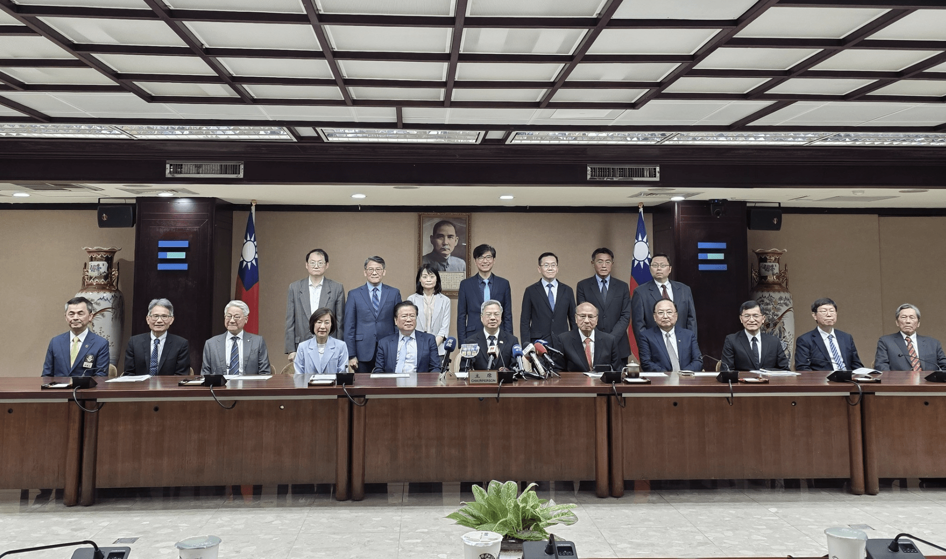 經濟部長龔明鑫與7大工商團體座談 電電公會提「經濟日不落國」 2 新任經濟部長龔明鑫9月正式上任後,馬上與7大工商團體座談。(圖/經濟部提供)