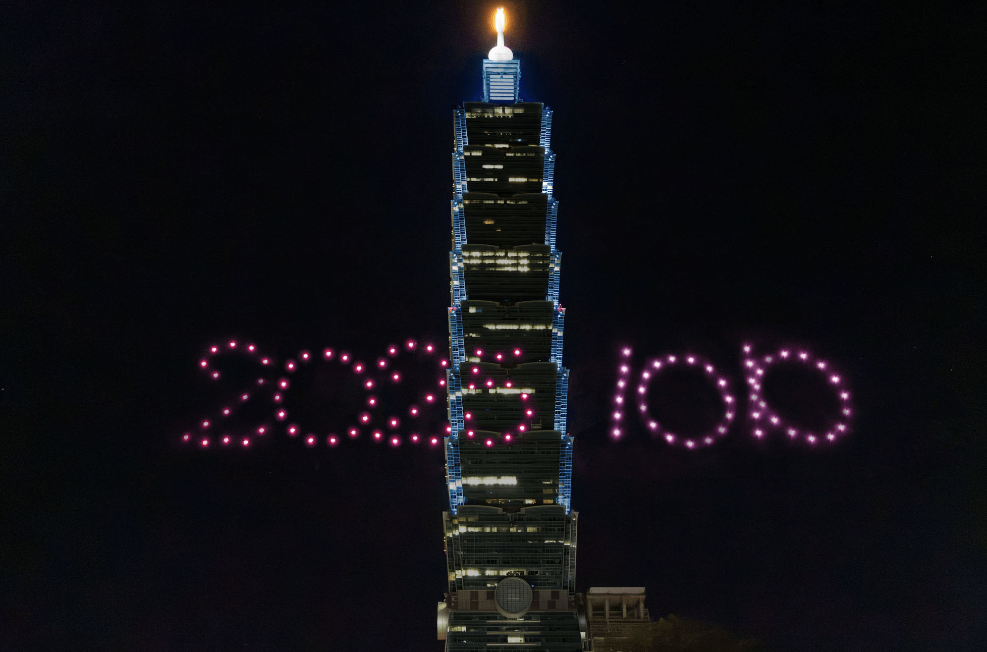 台北101今年國慶煙火規模升級，將以全棟煙火結合500台無人機群飛展演。（圖／台北101提供）