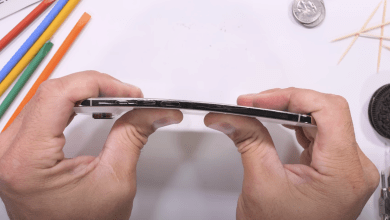 YouTube頻道JerryRigEverything測試者使出全力，iPhone Air依然毫髮無傷。（圖／截取自JerryRigEverything）
