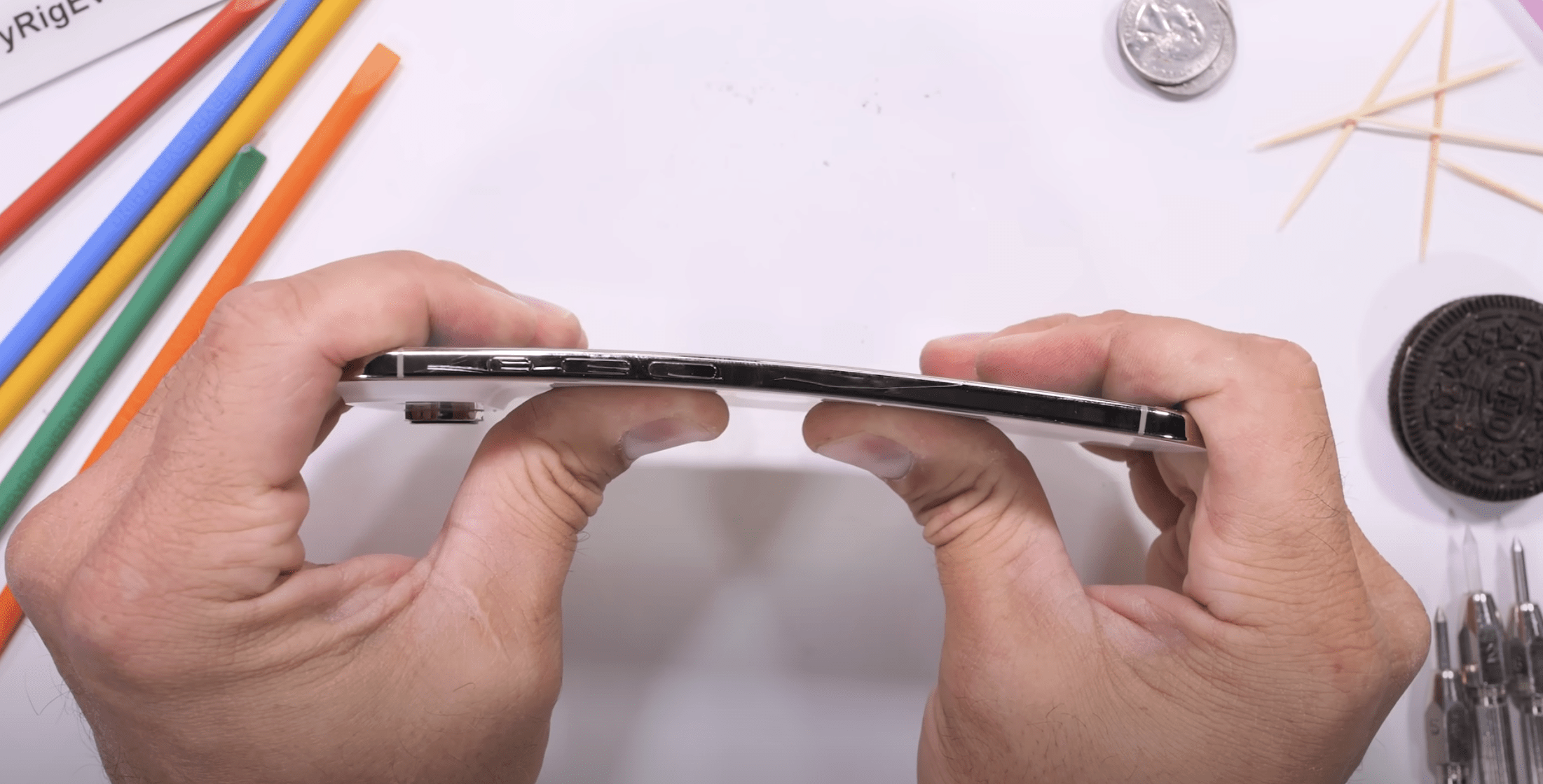 真的地表最強!iPhone Air耐用性實測結果驚人97.5公斤定點壓力才斷裂 1 YouTube頻道JerryRigEverything測試者使出全力,iPhone Air依然毫髮無傷。(圖/截取自JerryRigEverything)