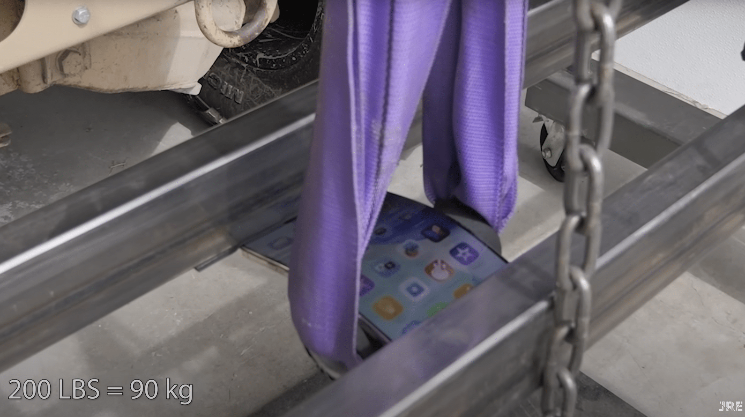真的地表最強!iPhone Air耐用性實測結果驚人97.5公斤定點壓力才斷裂 2 iPhone Air承受了超過215磅(約97.5公斤)的定點壓力後才宣告斷裂。(圖/截取自JerryRigEverything)