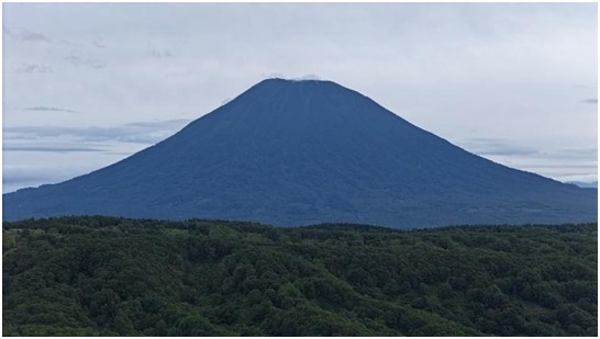 羊蹄山，被阿伊努族稱為「女山」，是北海道的重要地標