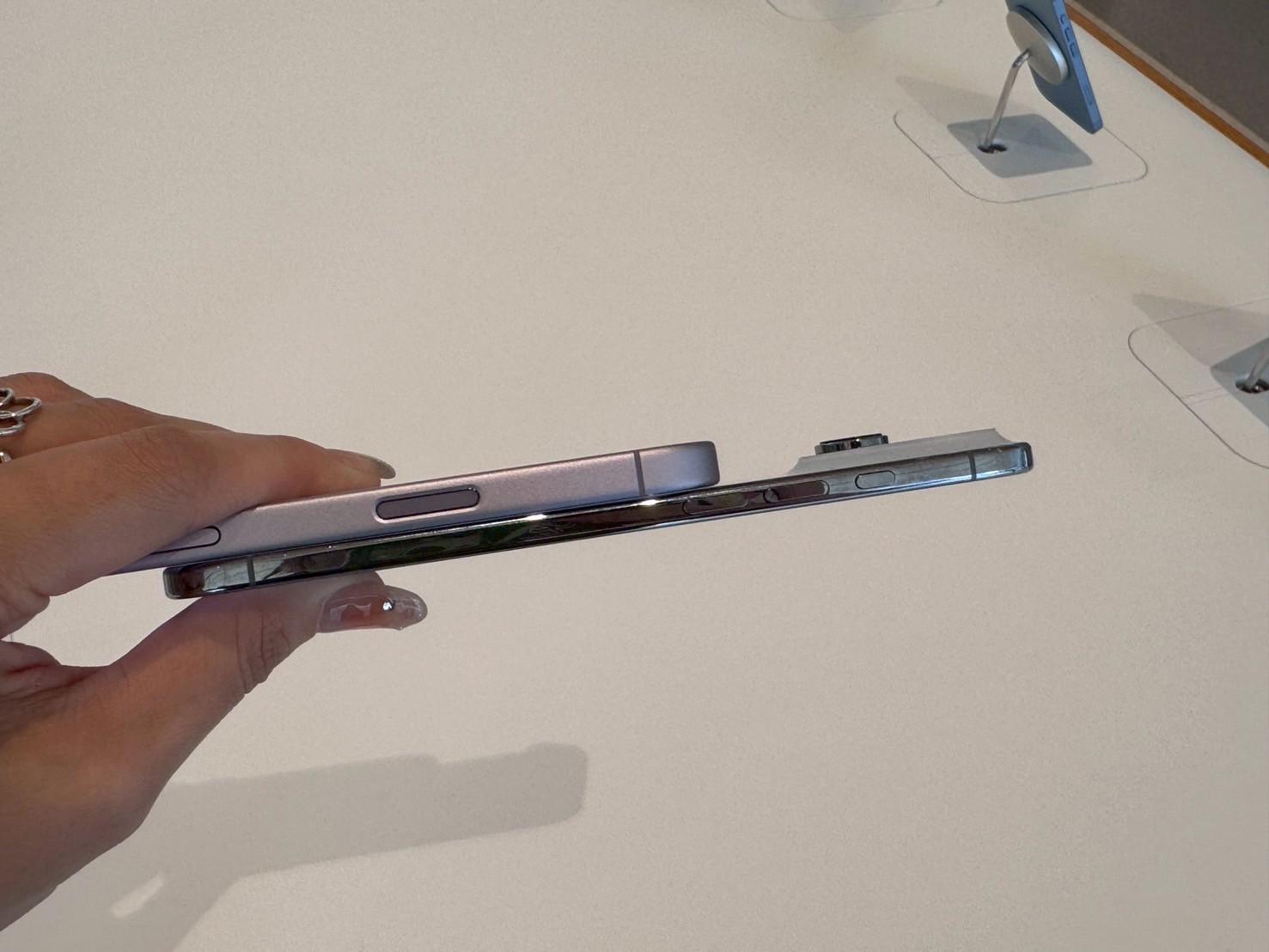 iPhone Air在為摺疊iPhone鋪路?設計、售價、生產地全曝光 2 蘋果資料圖17系列 iPhone 17 vs Air