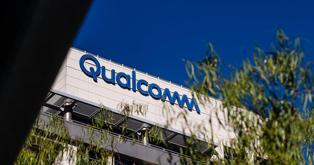不再只靠手機?高通發表資料中心AI晶片AI200、AI250 股價狂飆20% 1 Qualcomm Logo from Bridging News