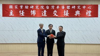 國研院蔡宏營院長中見證下，半導體中心侯拓宏前主任左將印信交接給劉建男主任右