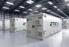 明曜科技自主專利全浸沒冷卻技術，能即時導熱與防火，有效阻斷火勢在電芯的蔓延。（圖／明曜科技提供）