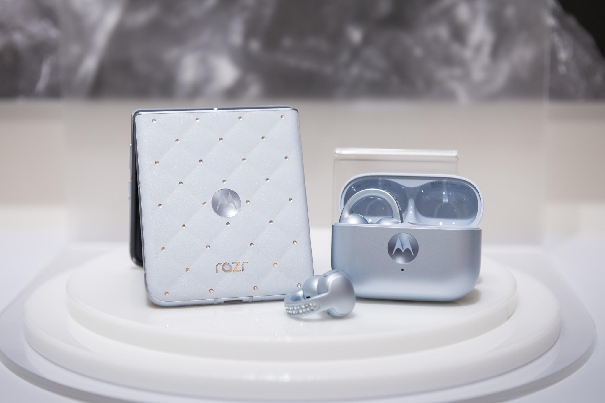 圖說04 Motorola攜手Swarovski® 施華洛世奇推出冰藍限定組，即日起於遠傳電信獨家販售
