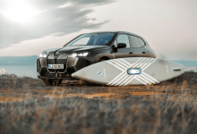 BMW與SipaBoards合作，共同開發了一款創新的電動自充氣立式划槳板（eSUP）。（圖／截取自BMW）