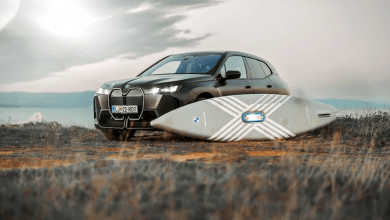 BMW與SipaBoards合作，共同開發了一款創新的電動自充氣立式划槳板（eSUP）。（圖／截取自BMW）