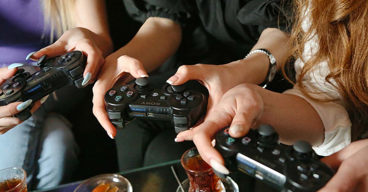 根據1111人力銀行調查數據指出，上班族有高達9成4的比例曾玩過遊戲，平均每周花8.23小時打電玩。（圖／123RF）