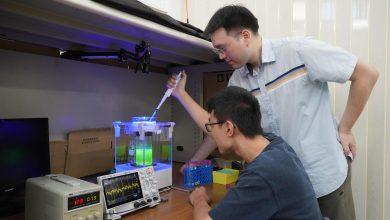 3.曾修暘指導實驗室學生蕭奕名進行超高速降溫的實驗，並觀察液滴的薄膜與成核沸騰現象，此技術未來可望直接應用於細胞玻璃化保存與生物銀行產業中。