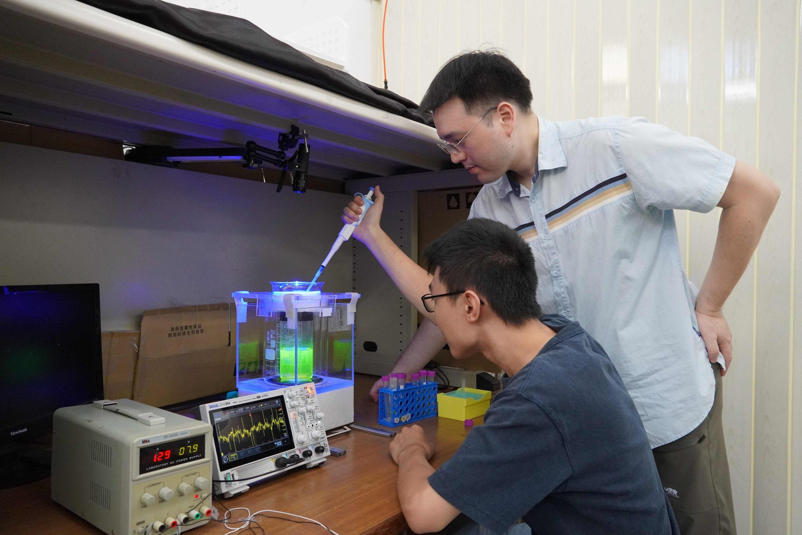 3.曾修暘指導實驗室學生蕭奕名進行超高速降溫的實驗，並觀察液滴的薄膜與成核沸騰現象，此技術未來可望直接應用於細胞玻璃化保存與生物銀行產業中。 scaled
