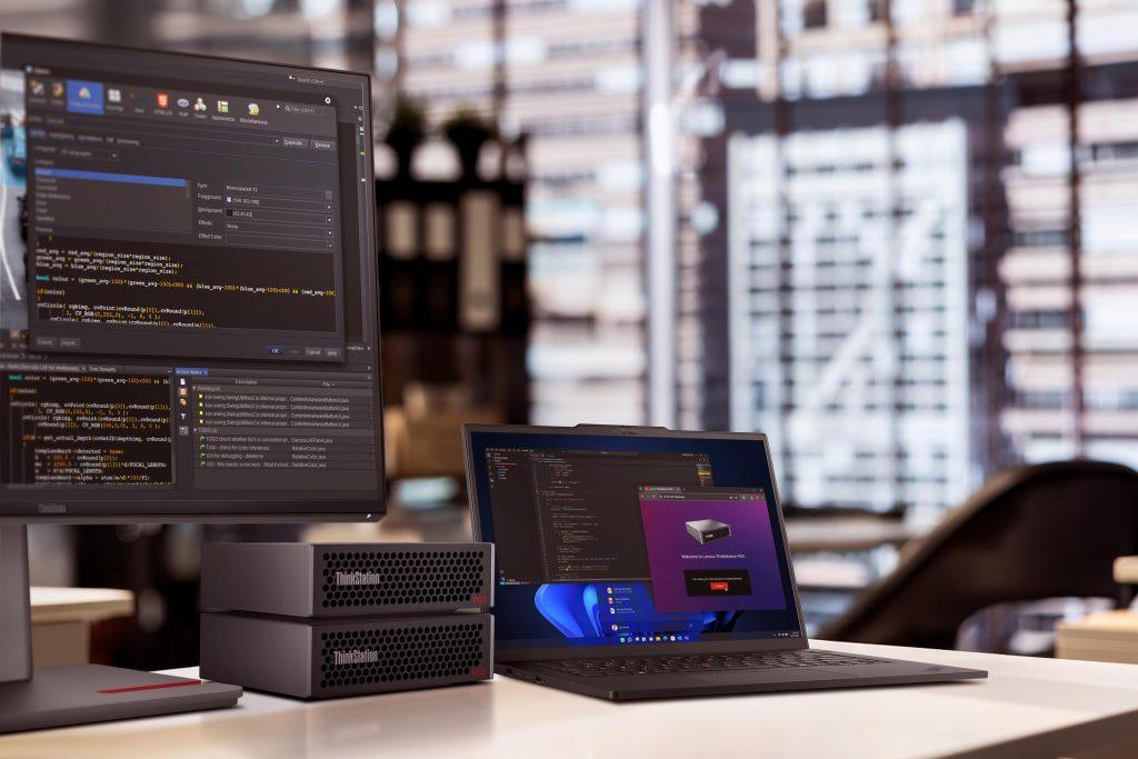 ThinkStation PGX（圖中）與 ThinkPad P14s（圖右）。PGX 採用 NVIDIA GB10 Grace Blackwell 超級晶片，可支援 2000 億參數模型，並可透過雙機串聯運作多達 4050 億參數。