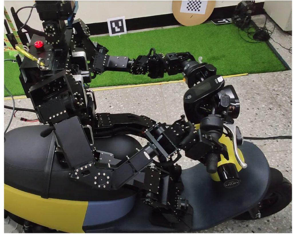 精選 3 對機器人而言,騎機車是極具挑戰的任務。(圖/台師大提供)