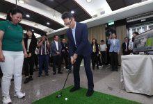 「AI智慧高球服務系統」首創可攜式複合感知一體機，結合「AI虛擬教練」提供即時動作回饋，並以輕量化設計大幅減少系統建置時間。（圖／經濟部提供）