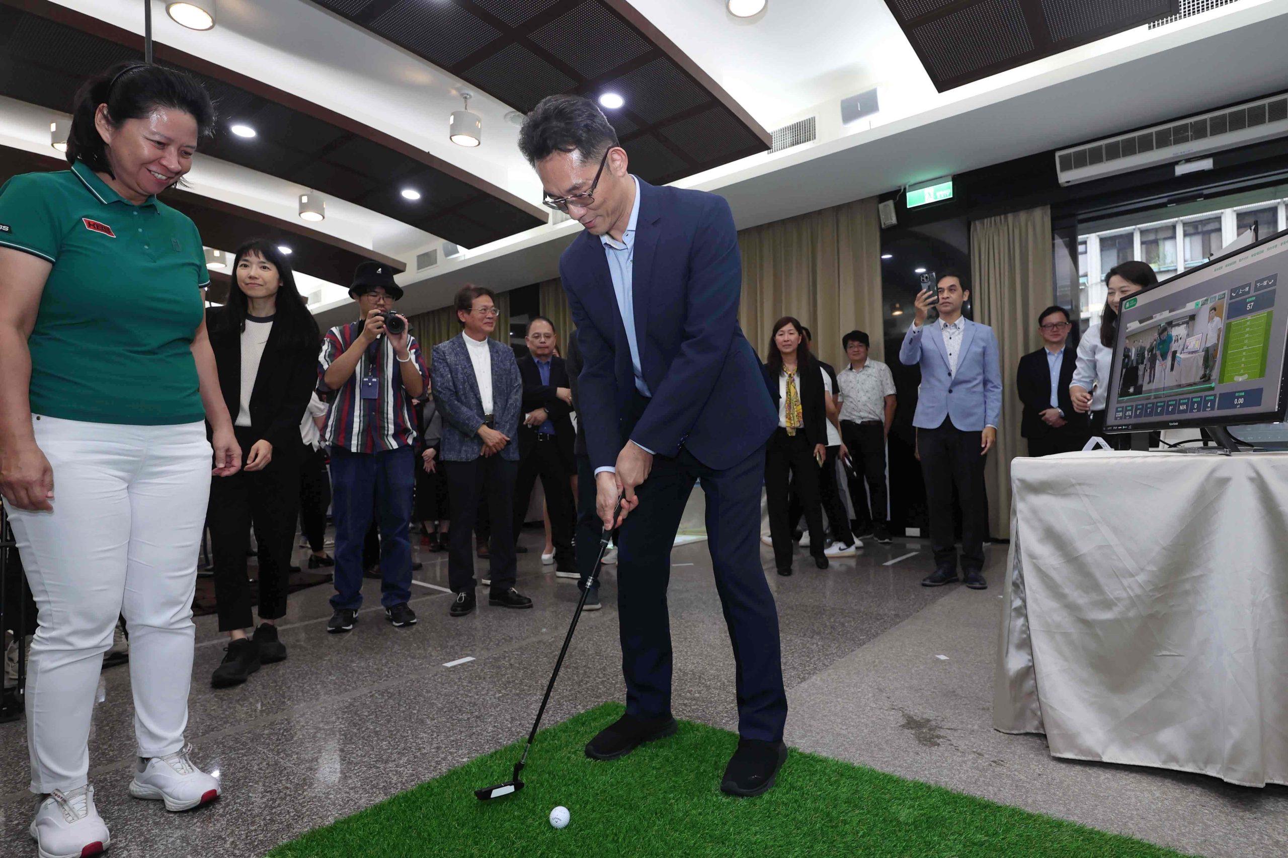 運動科技5大創新技術曝光 Sports Everywhere迎接智慧運動新商機 1 「AI智慧高球服務系統」首創可攜式複合感知一體機,結合「AI虛擬教練」提供即時動作回饋,並以輕量化設計大幅減少系統建置時間。(圖/經濟部提供)