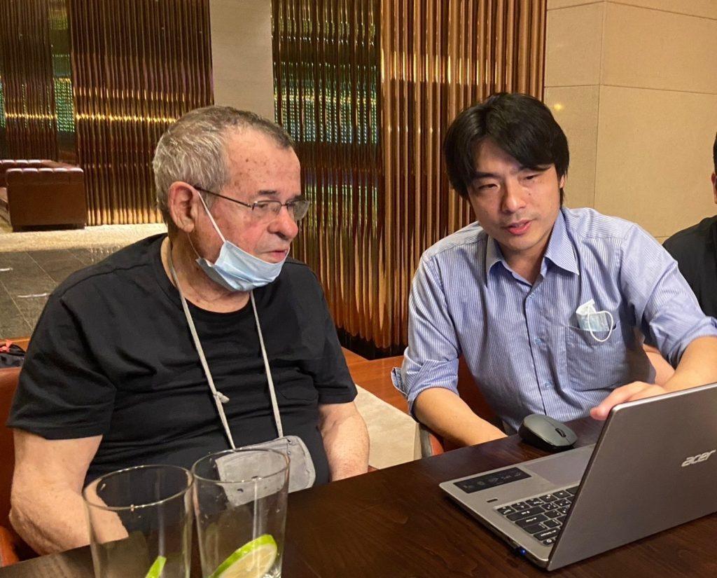 圖為羅惟正中與2013年諾貝爾化學獎得主Arieh Warshel教授左第一次面對面簡報討論。1