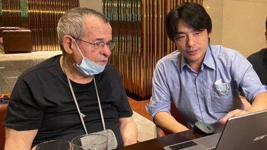 圖為羅惟正中與2013年諾貝爾化學獎得主Arieh Warshel教授左第一次面對面簡報討論。1