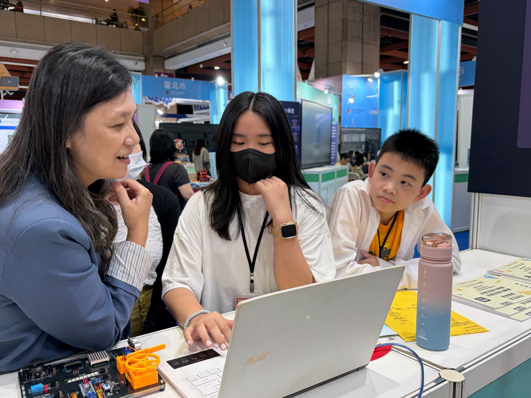 跨領域AI智慧教育新解方 師生共創未來學習新典範 1 學生分享課程發想與創意 0