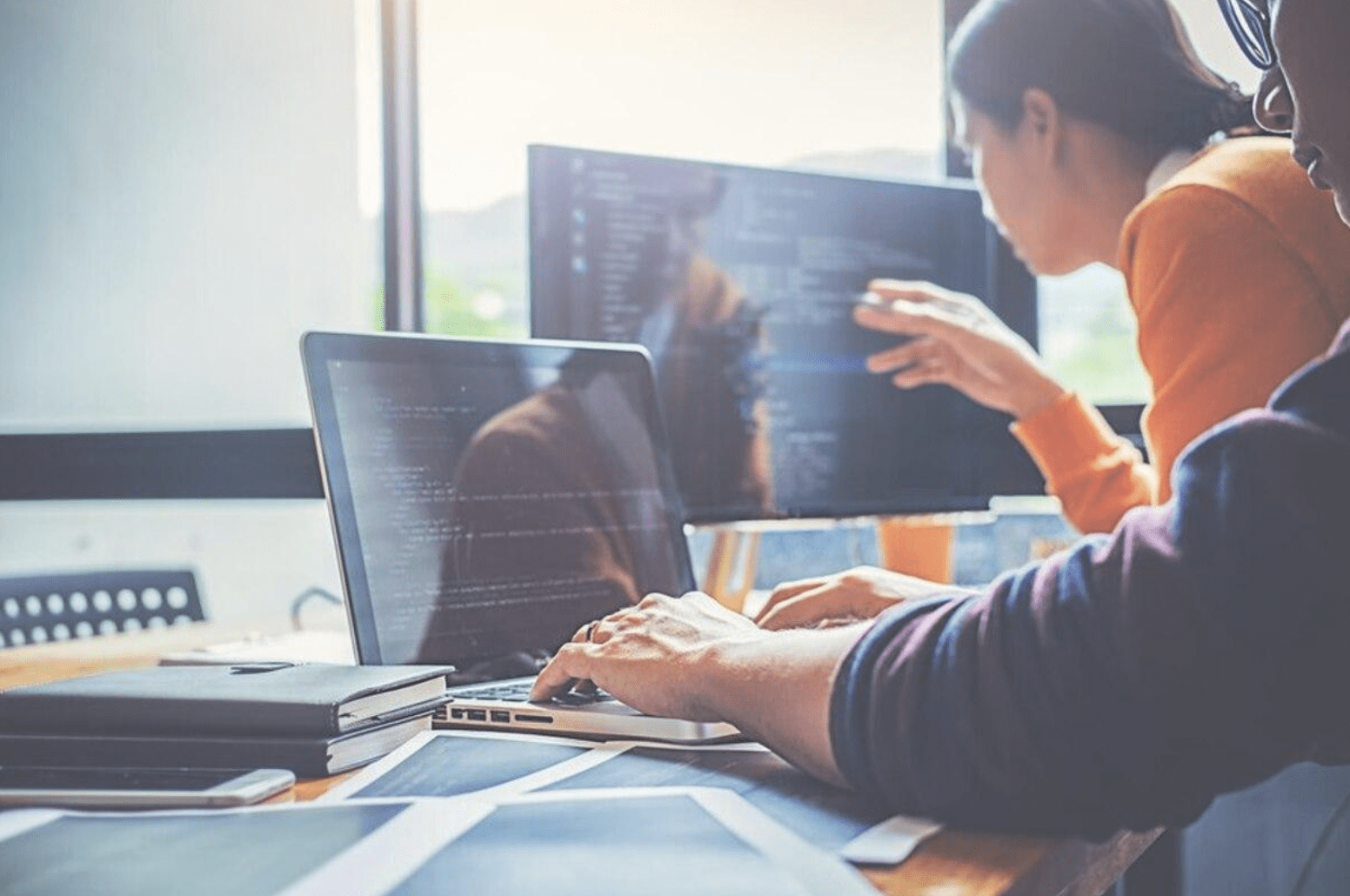 隨著AI、物聯網及電動車等新興領域的崛起，現代科技業對電機系學生技能的要求已發生轉變。（圖／123RF） 